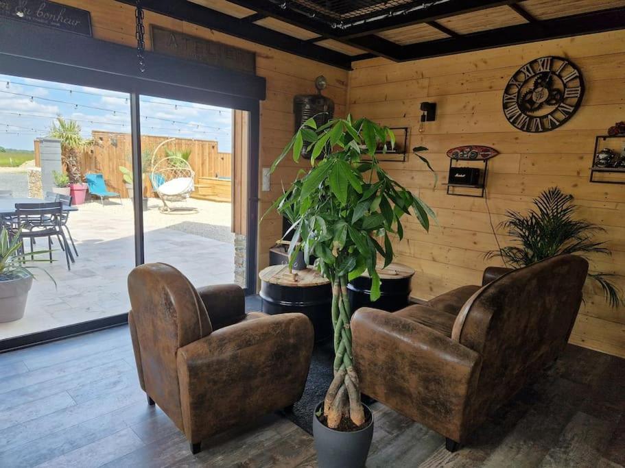 Chalet Industriel Avec Filet Et Spa Sorigny Bagian luar foto