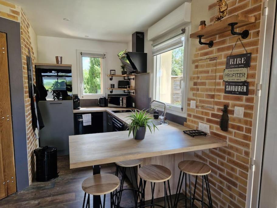 Chalet Industriel Avec Filet Et Spa Sorigny Bagian luar foto