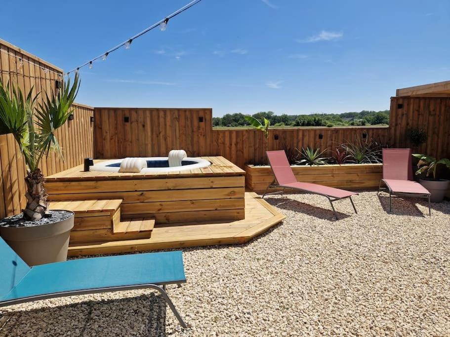 Chalet Industriel Avec Filet Et Spa Sorigny Bagian luar foto