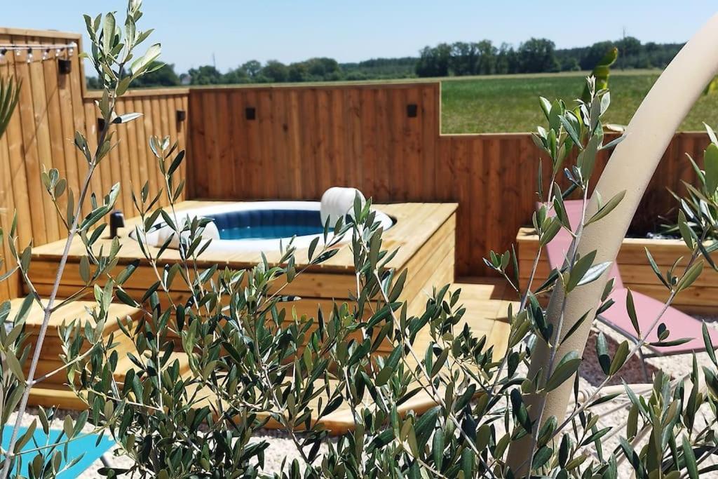 Chalet Industriel Avec Filet Et Spa Sorigny Bagian luar foto