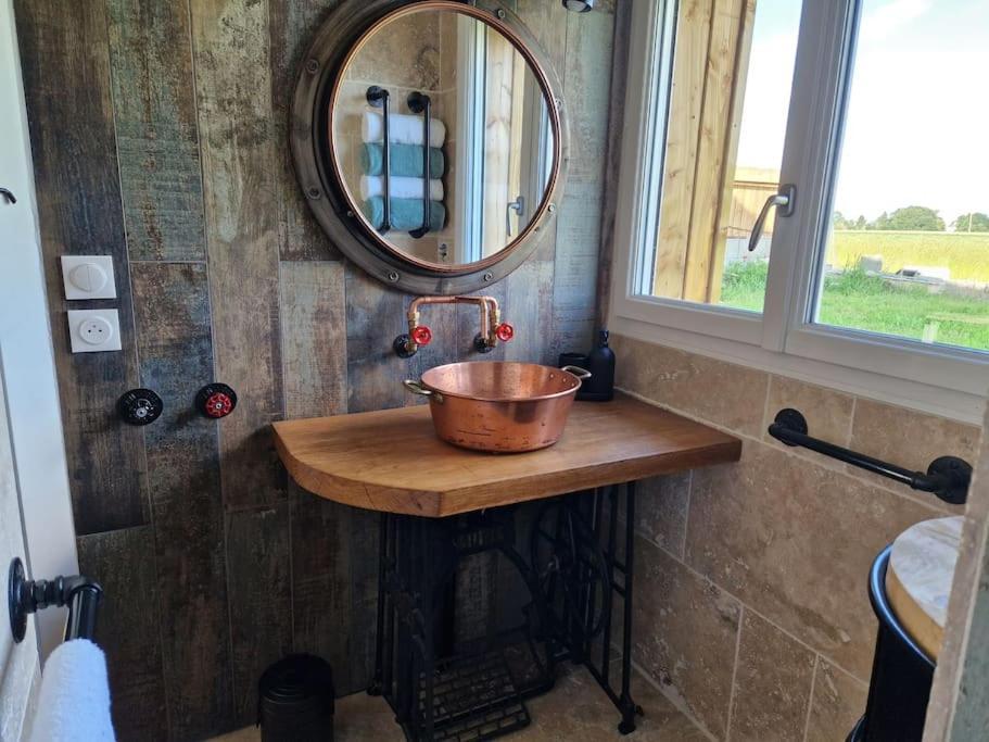 Chalet Industriel Avec Filet Et Spa Sorigny Bagian luar foto