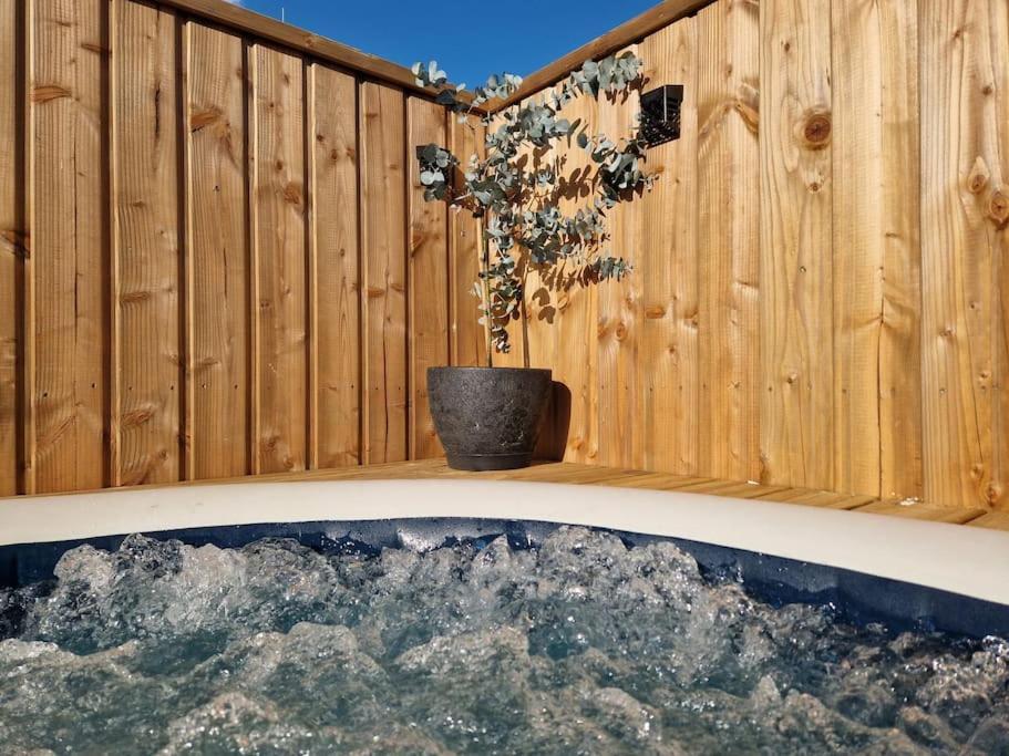 Chalet Industriel Avec Filet Et Spa Sorigny Bagian luar foto
