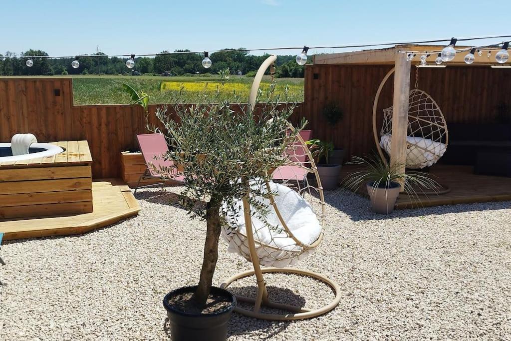 Chalet Industriel Avec Filet Et Spa Sorigny Bagian luar foto
