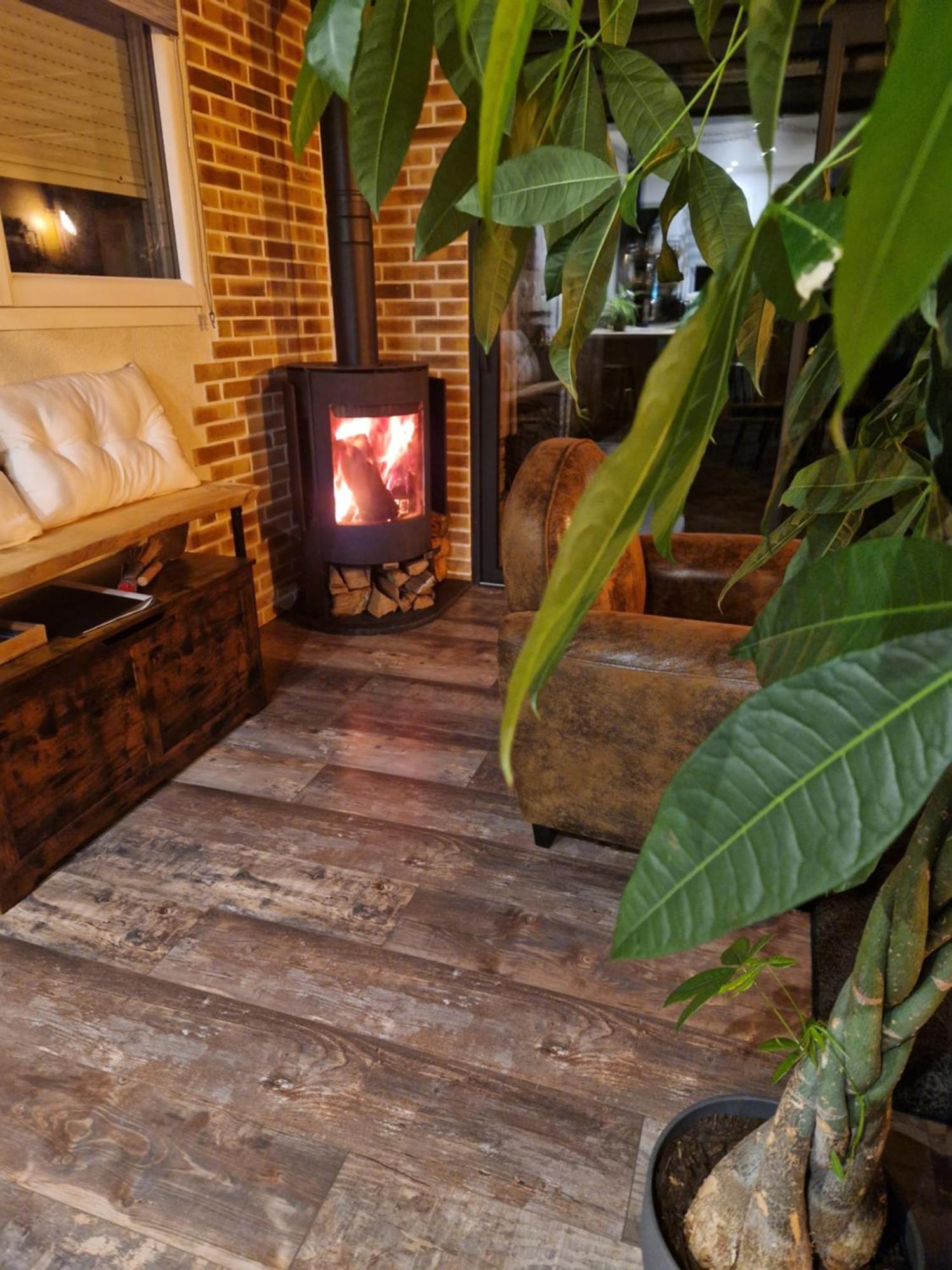 Chalet Industriel Avec Filet Et Spa Sorigny Bagian luar foto
